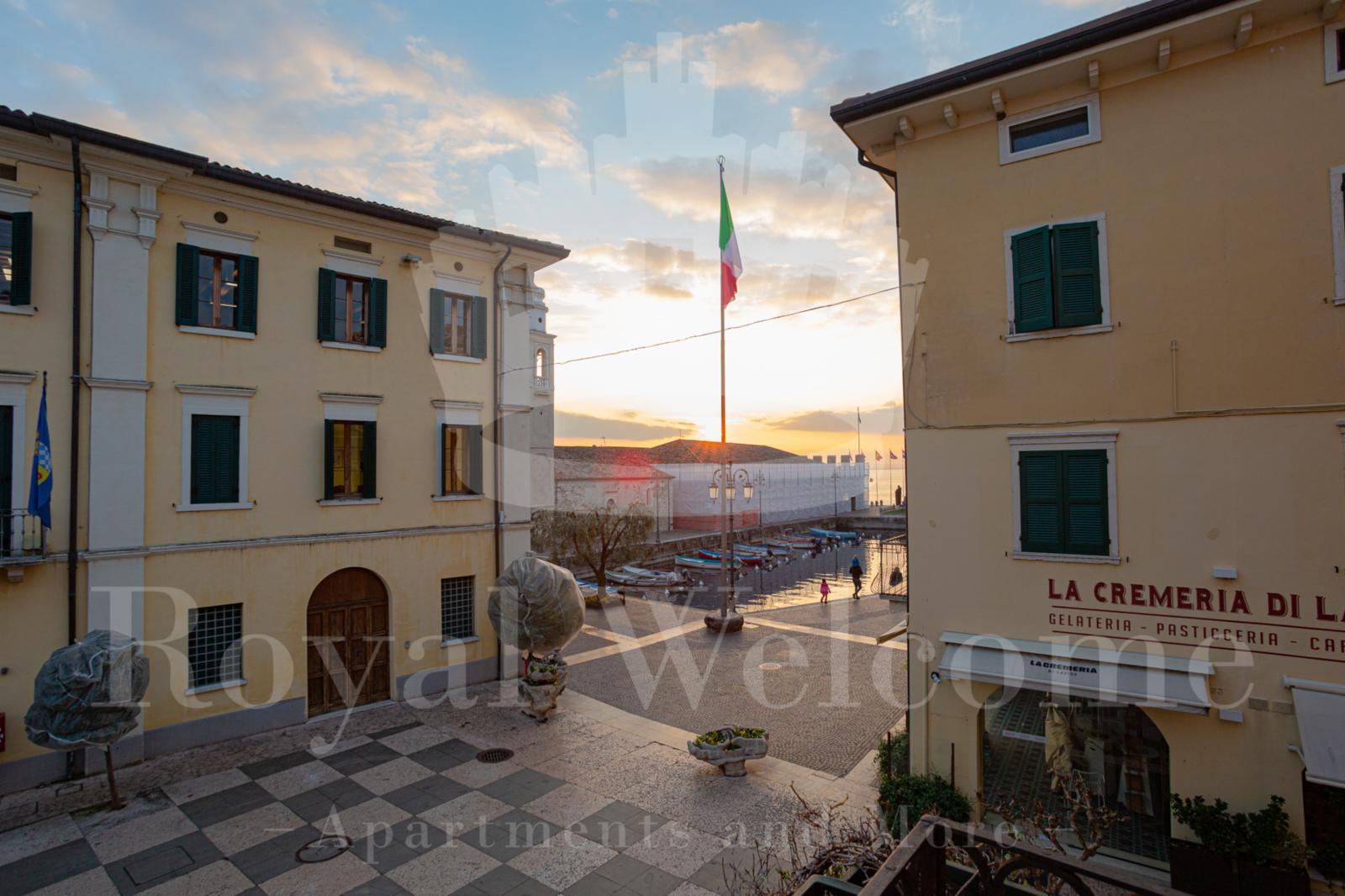 piazza che si affaccia sul lago di garda